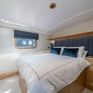 Botel Luxurious Houseboat Near Canary Wharf In, London